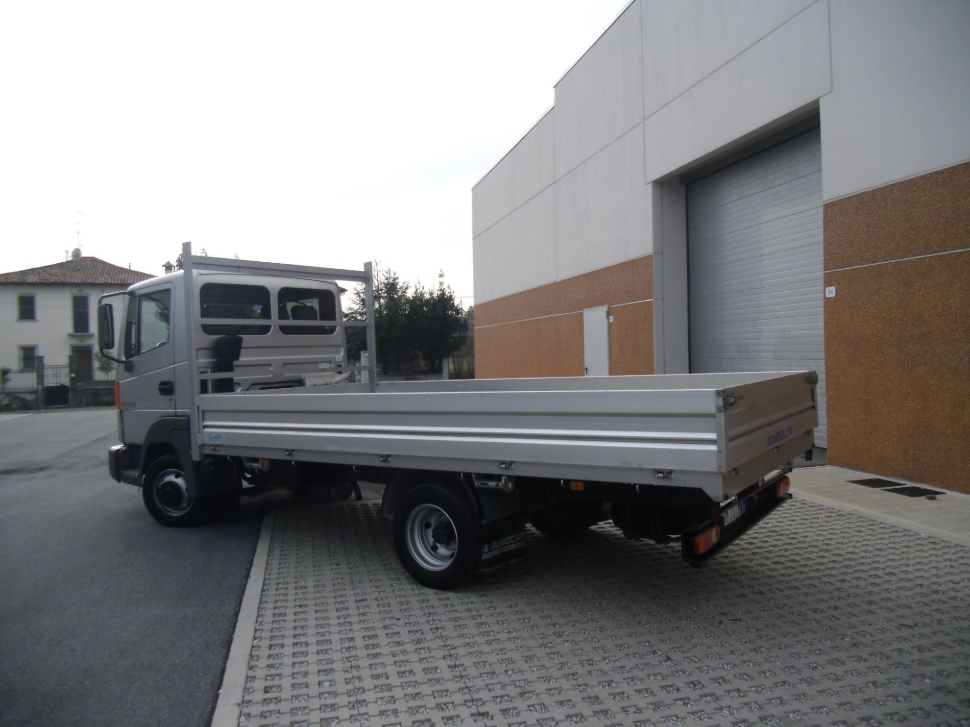 furgone Nissan Atleon per trasporti a noleggio