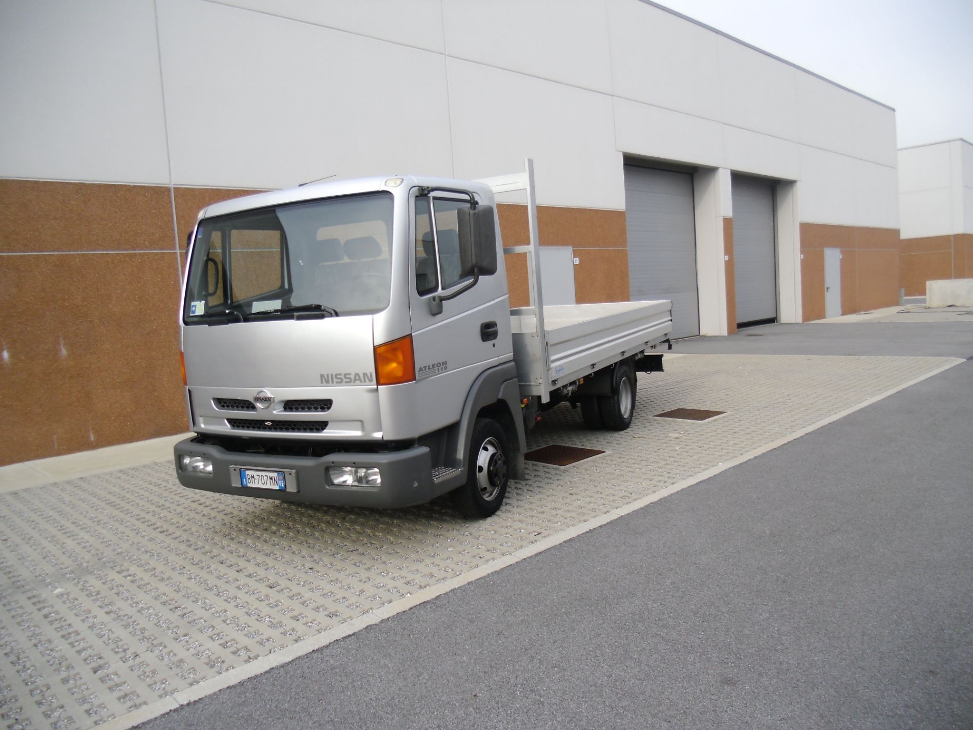 furgone Nissan Atleon per trasporti