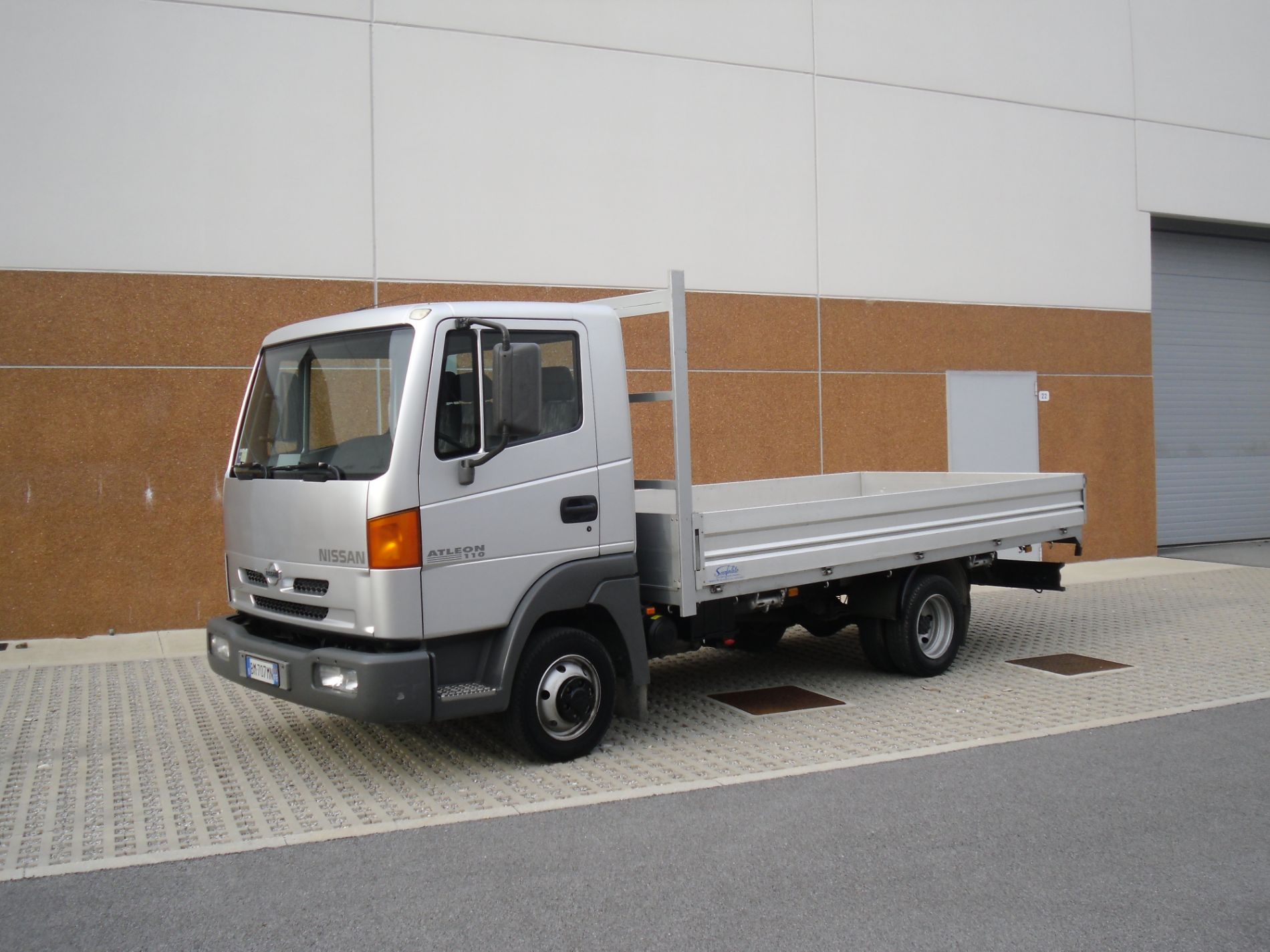 Nissan Atleon a noleggio