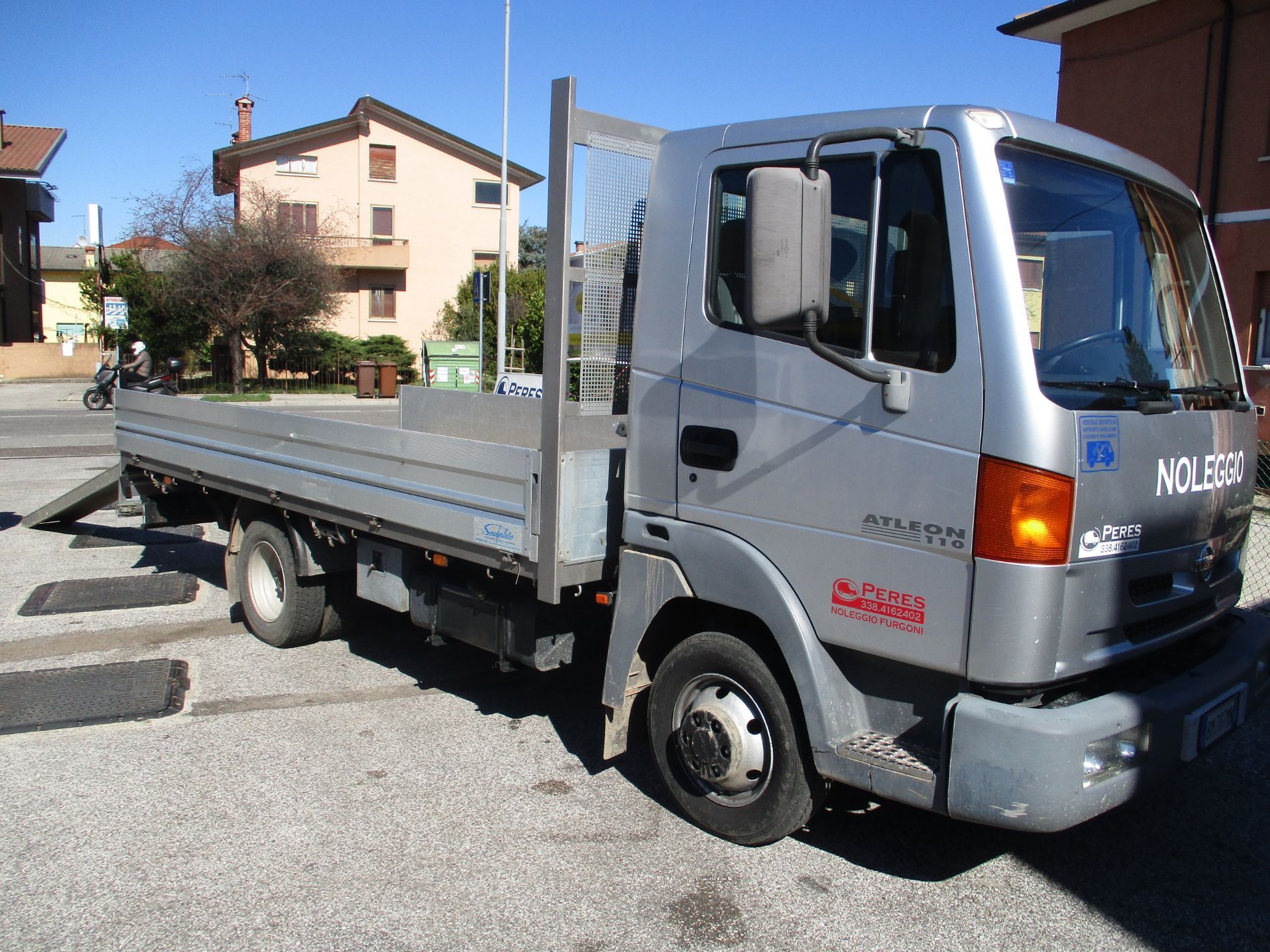 furgone mentre viene agganciato alle rampe