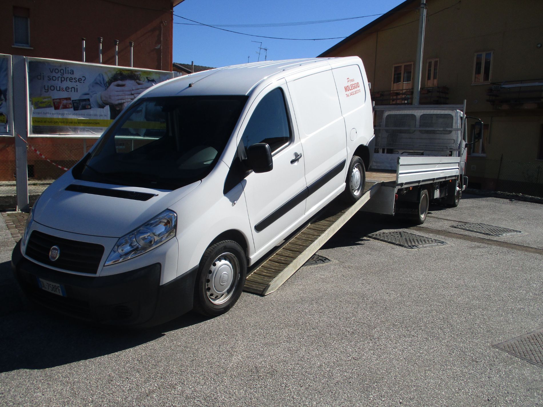 caricamento veicolo su camion