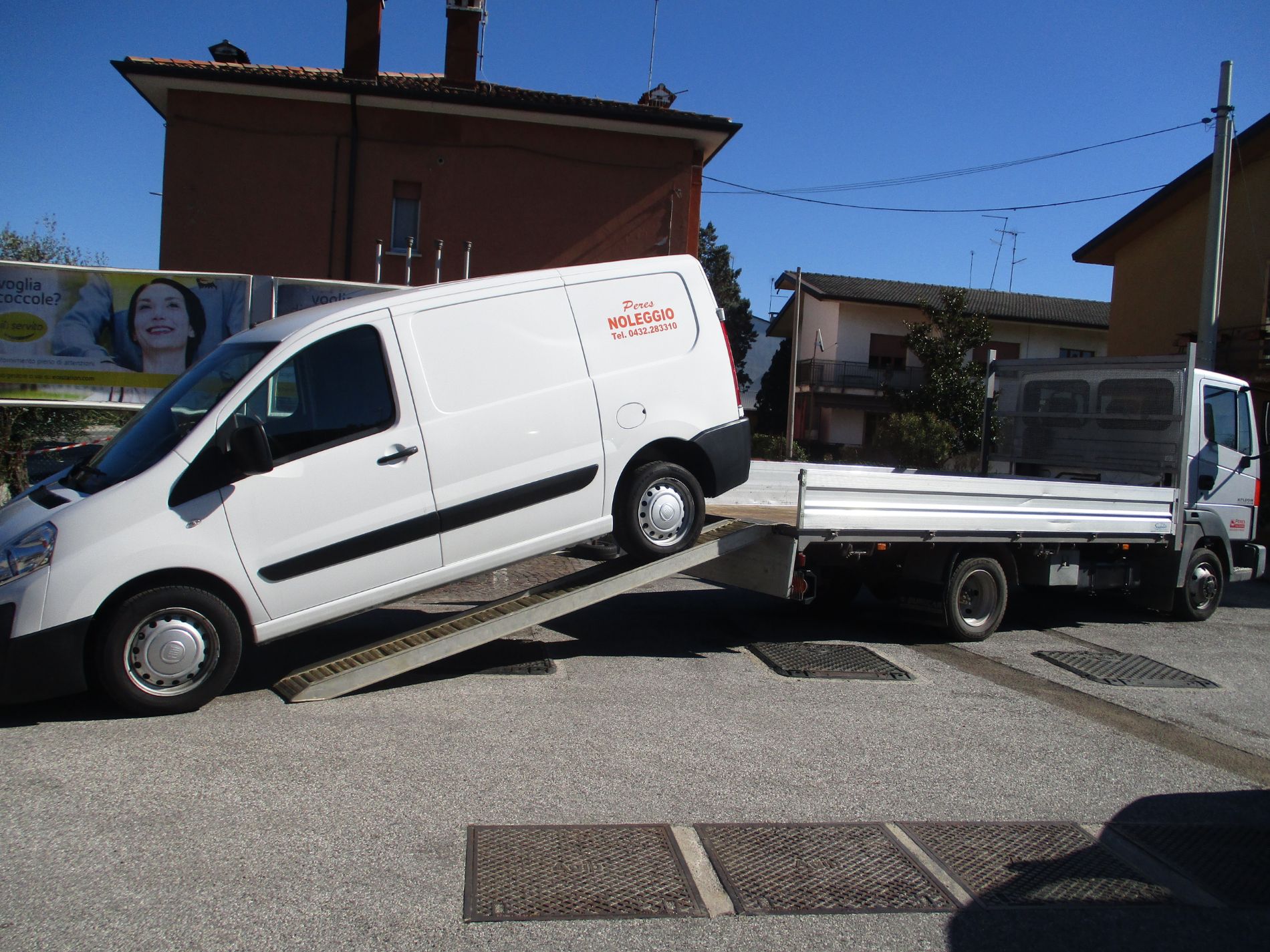 caricamento veicolo su camion per mezzo delle rampe