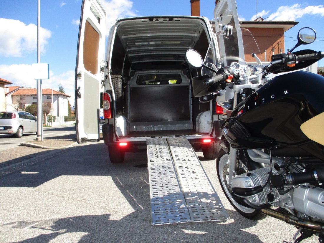 caricamento di una moto in un furgone