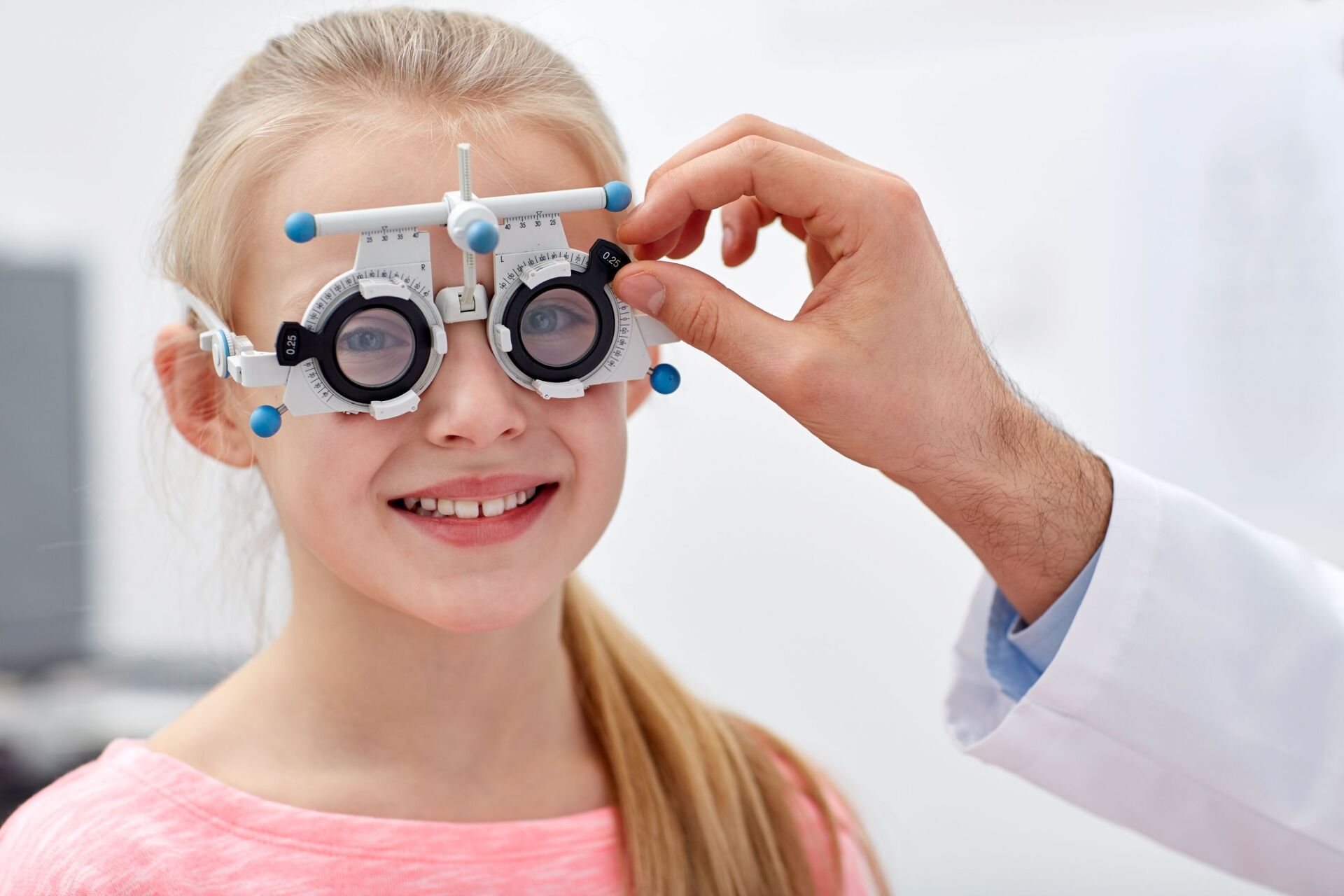 bambina durante una visita optometrica