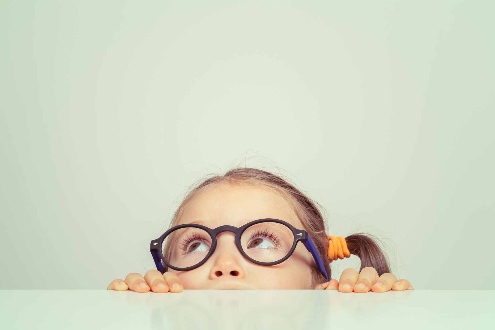 una bambina con gli occhiali da vista