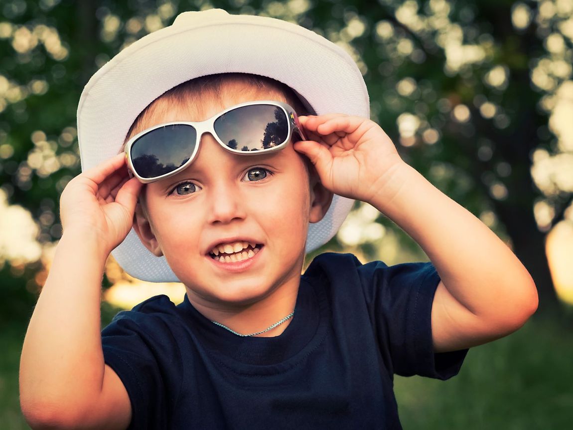 bambino con occhiali da sole