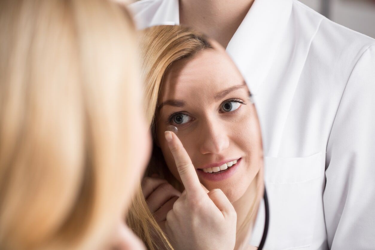 ragazza che si applica una lente a contatto