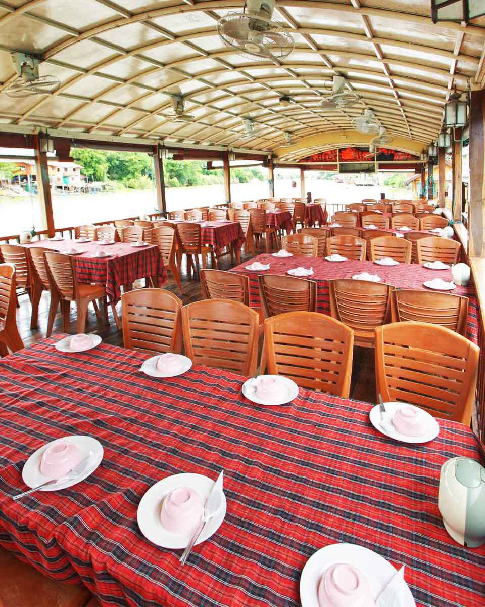จัดโต๊ะทานอาหารในเรือ