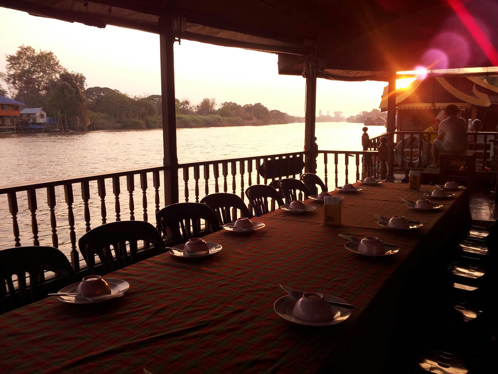 ล่องเรือยามเย็น