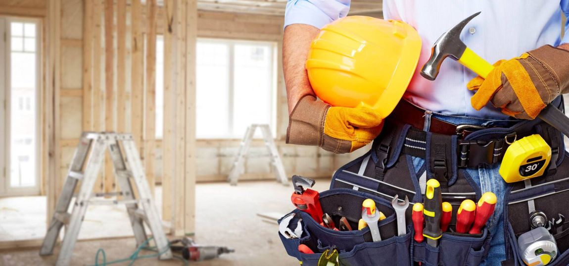 operaio in cantiere con caschetto