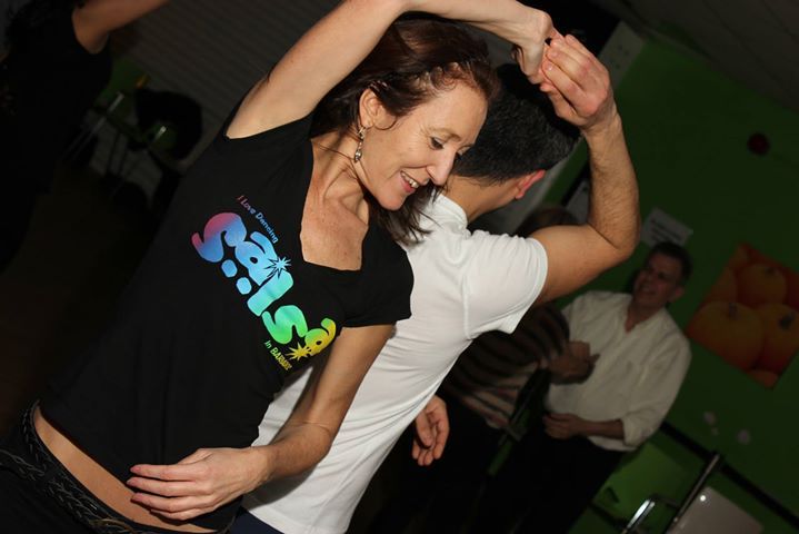 Photo couple dancing at a salsa night in London