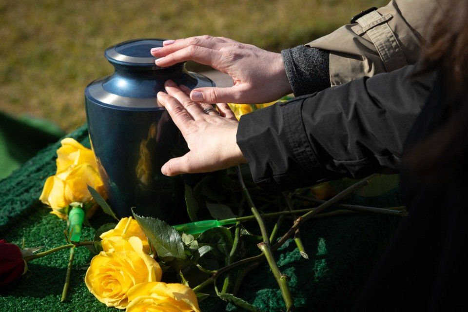 funerale con urna cineraria