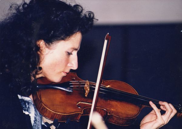 profile of madeleine mitchell playing violin