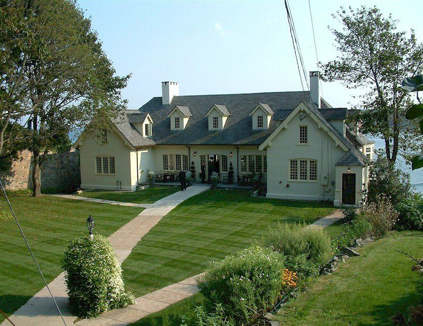 wedding ceremony at York Harbor Reading Room, York Harbor, Maine