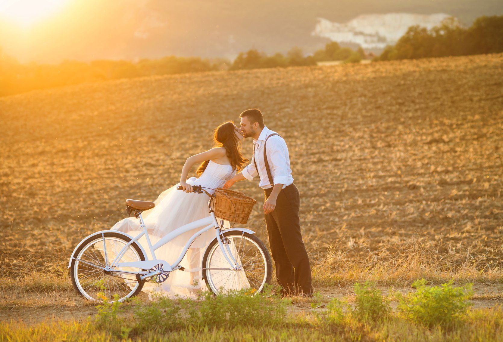 couple kissing