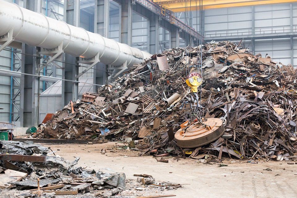 cumulo di rifiuti industriali