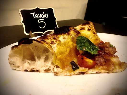 pizza con olive pomodorino e prosciutto cotto