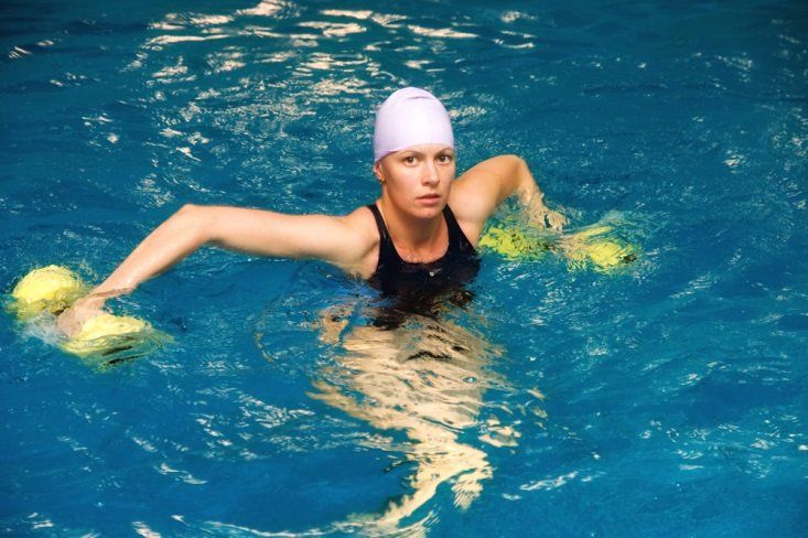Woman wearing a black swimsuit doing an aqua therapy
