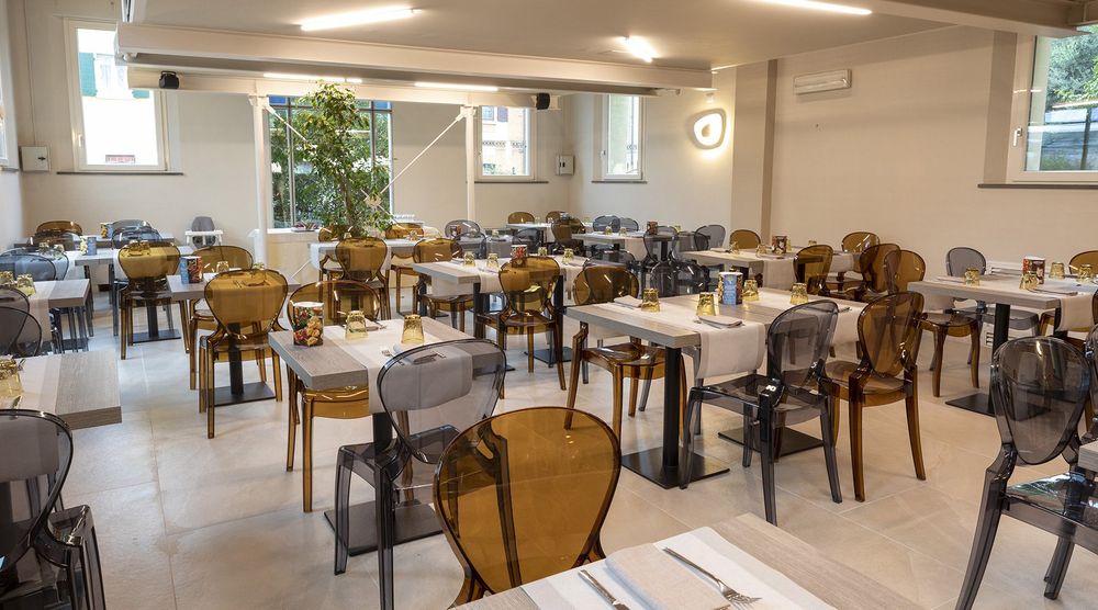 ristorante con sedie color grigio oro trasparenti