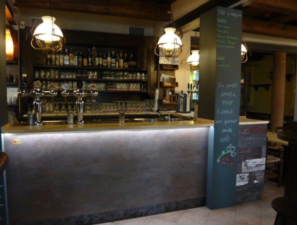 bancone in legno di un locale per aperitivi