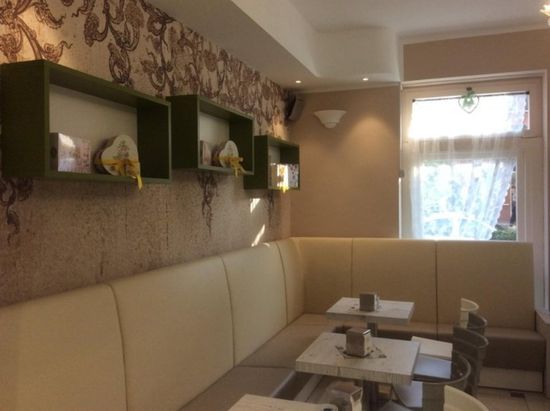 poltroncine di una pasticceria