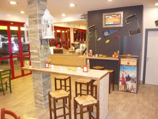 tavoli in legno di un ristorante