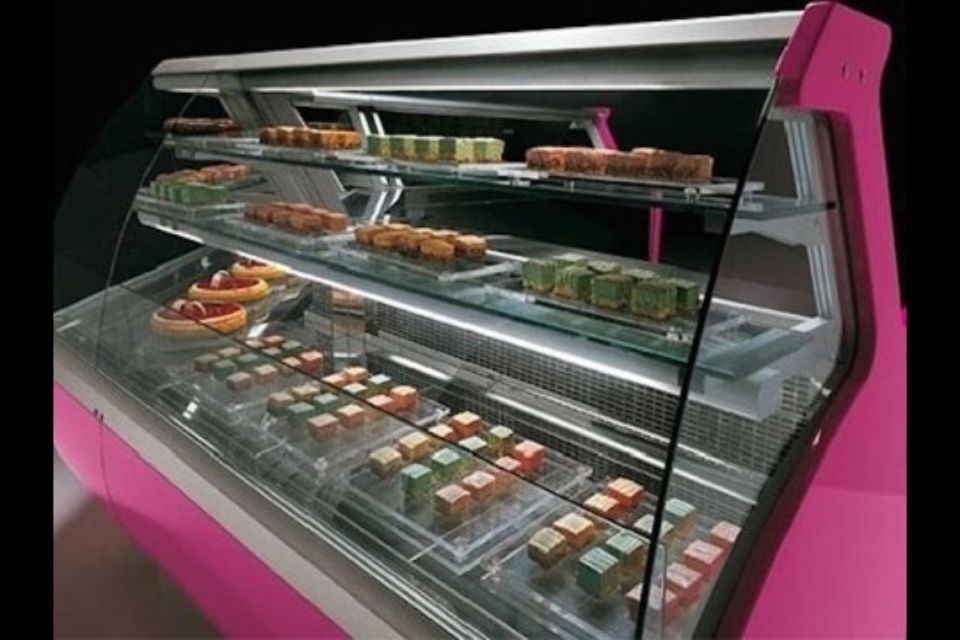 bancone refrigerato di una pasticceria