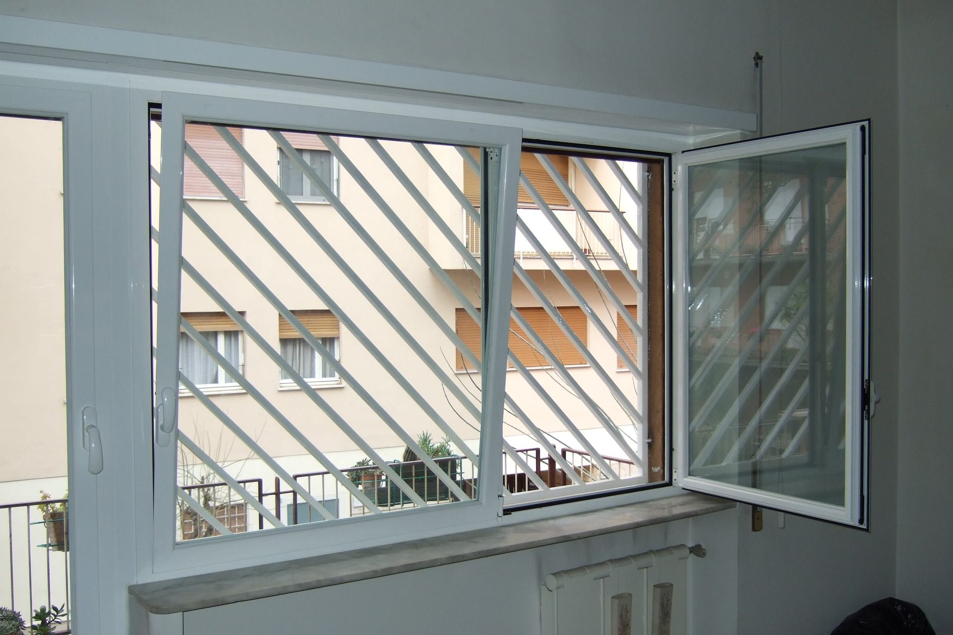 Finestra in PVC con inferriata esterna
