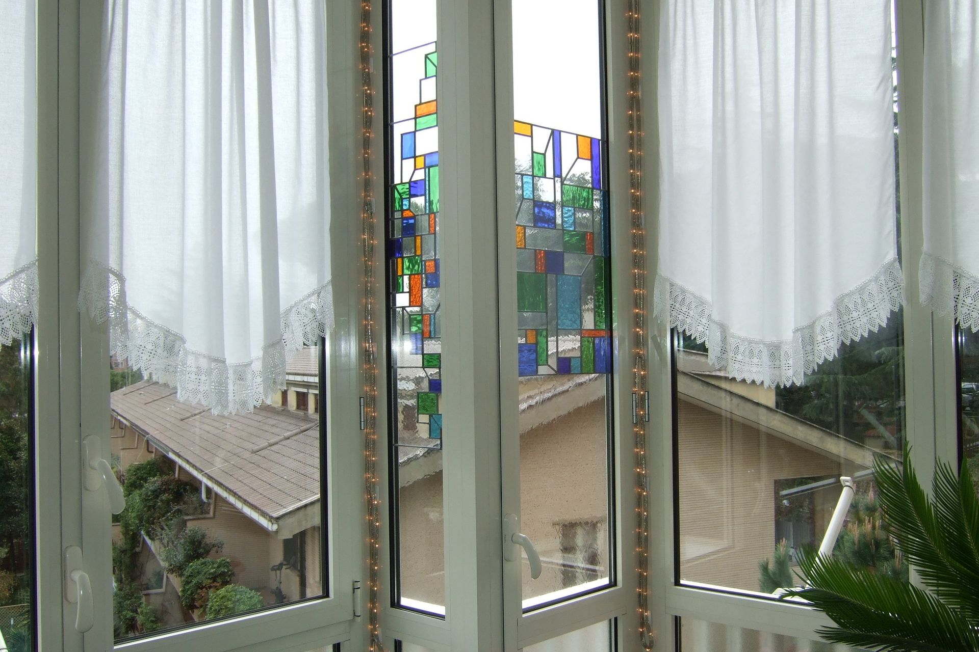 Finestra con vetro colorato