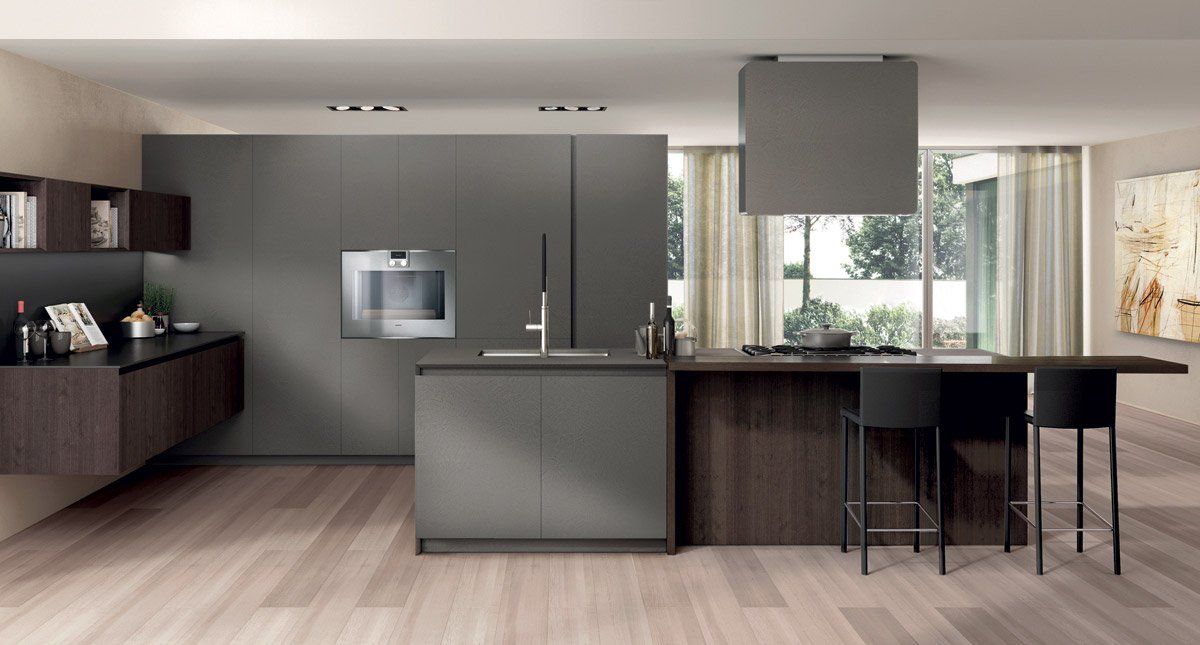 cucina grigia con isola