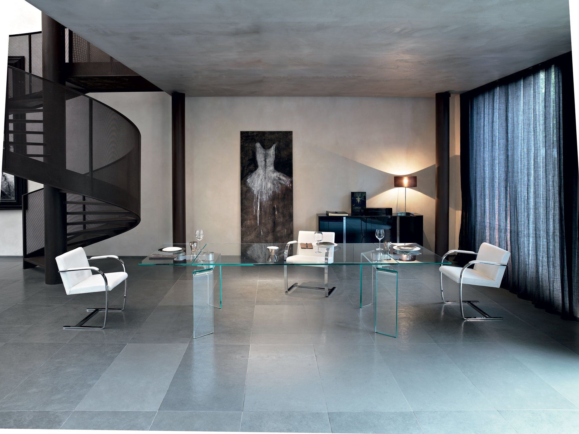 Soggiorno con complementi d'arredo moderni