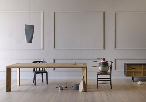 Stanza con una tavola di legno e vari utensili da cucina