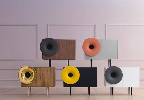 Mobile composto di cinque pannelli di legno di diverso colore e in ciascuno un boton gigante