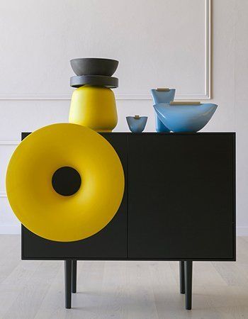 Mobile piccolo di colore nero con il bottone giallo