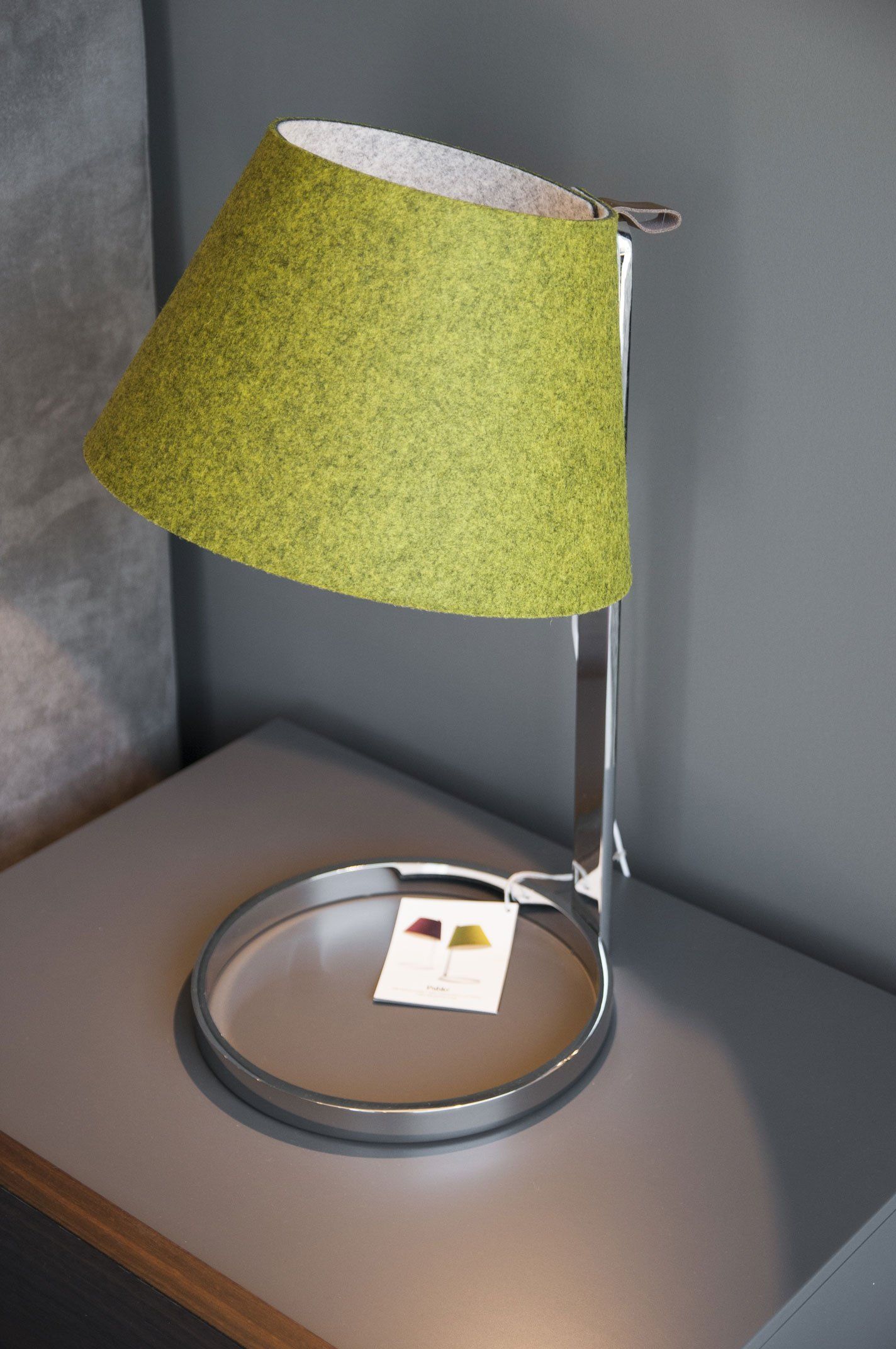 lampada in tessuto verde