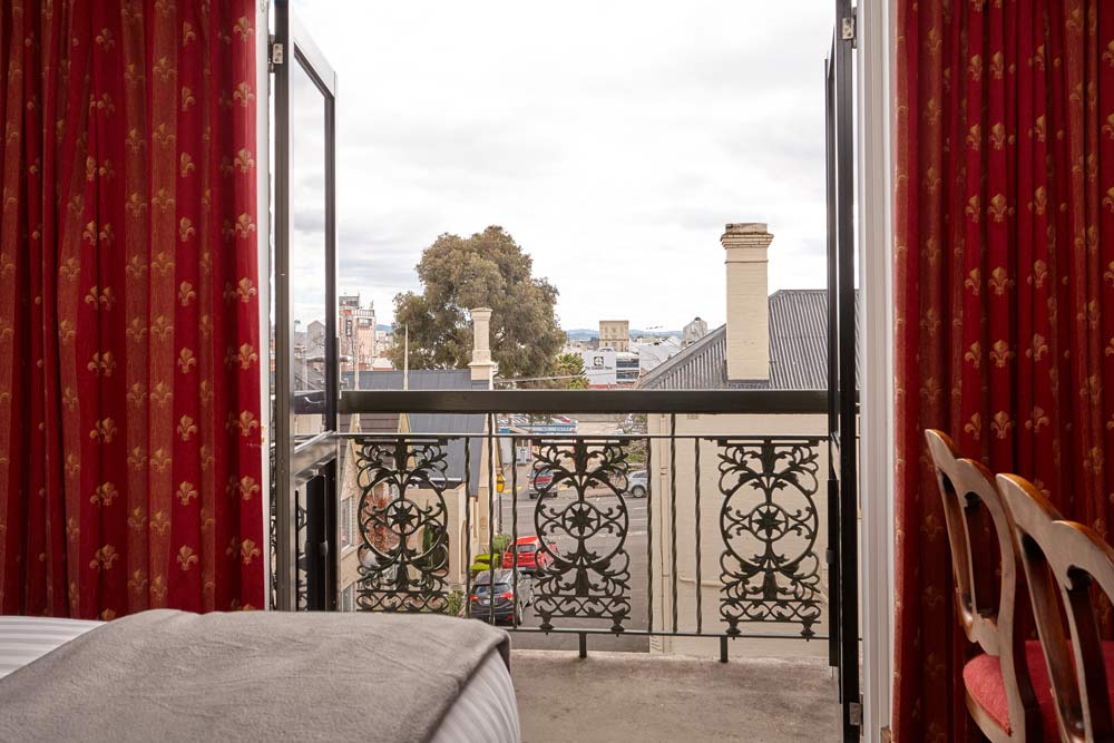queen bed room balcony