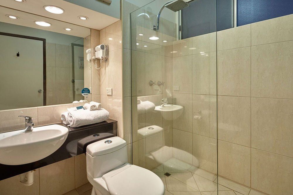 queen bed room bathroom