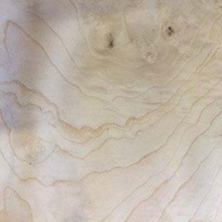 pannello in legno chiaro dopo levigatura