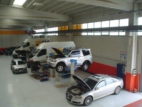 interno del Garage Mediterraneo a Modugno, Bari