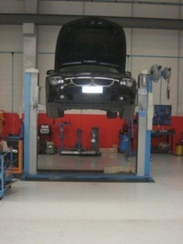 macchina sospesa per riparazioni