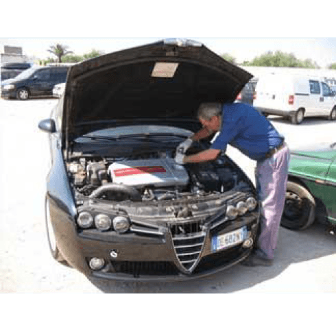 meccanico al lavoro dell'officina di Bari di Garage Mediterraneo
