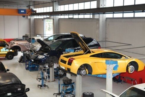 macchina sospesa per riparazioni