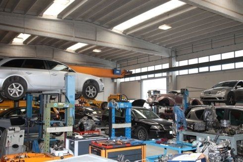 interno del Garage Mediterraneo a Modugno, Bari