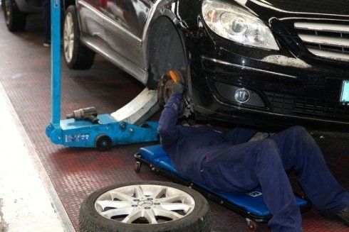 meccanico al lavoro