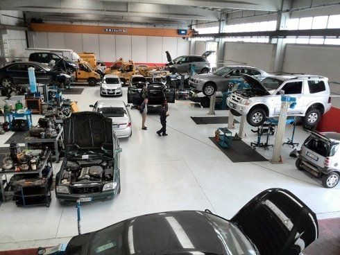 interno del Garage Mediterraneo a Modugno, Bari