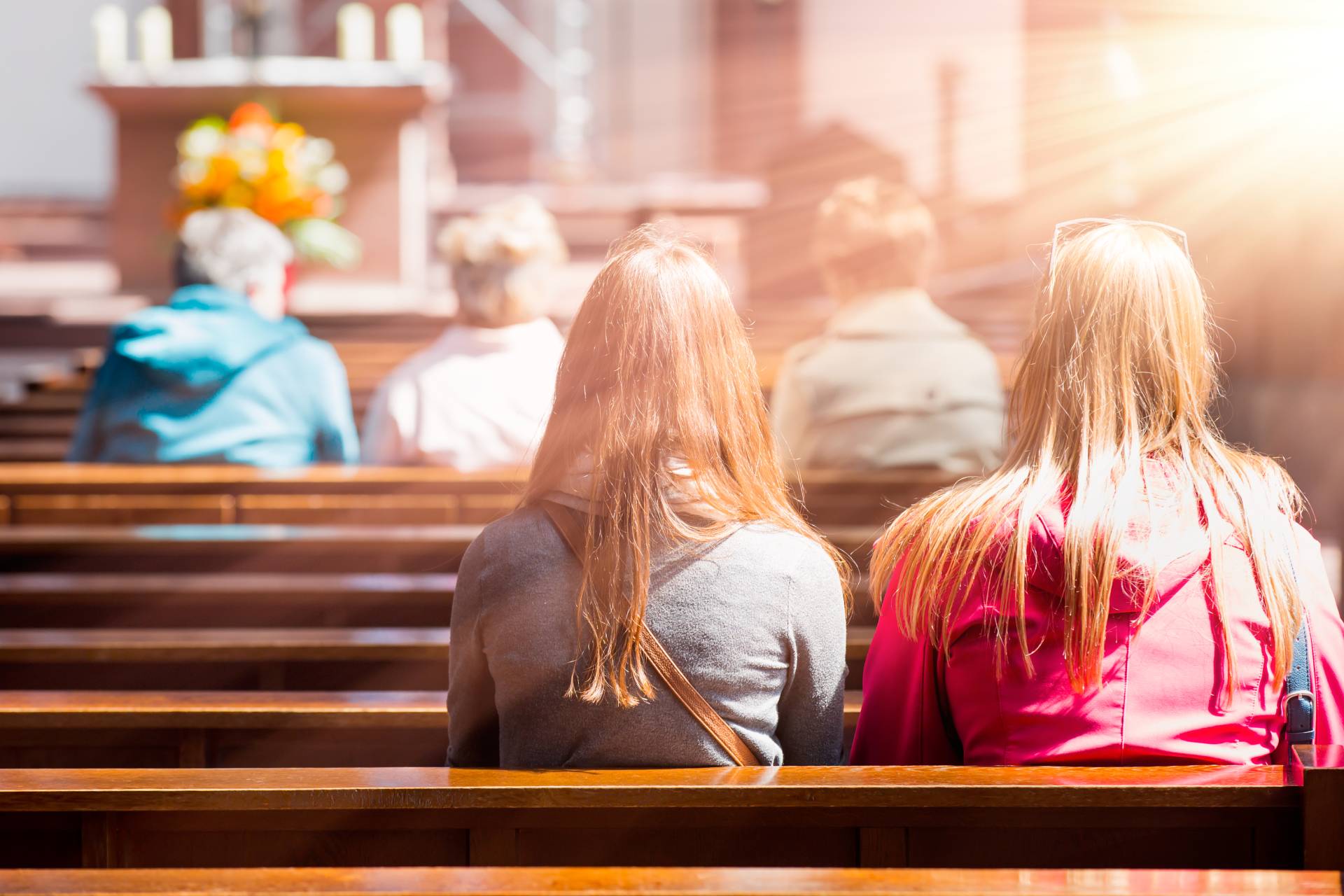 persone sedute ai banchi di una chiesa