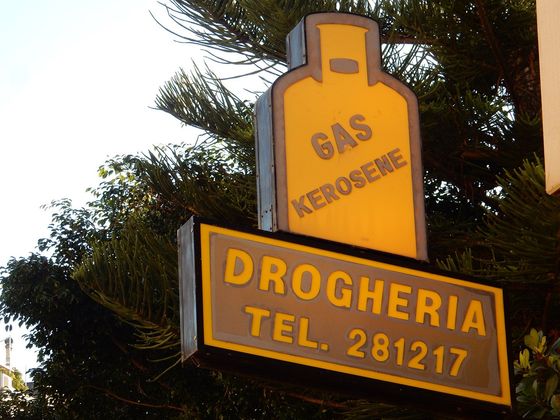 Insegna di color giallo che pubblicizza la vendita d bombole gas