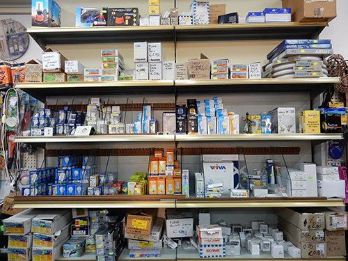 Del matreriale elettrico disposto su diversi scaffali