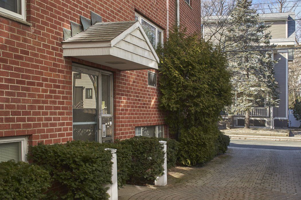 104 Trowbridge St #4 front