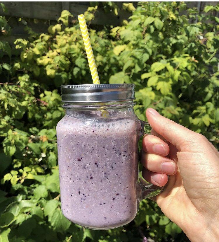 Ontbijt smoothie met havermout en bramen